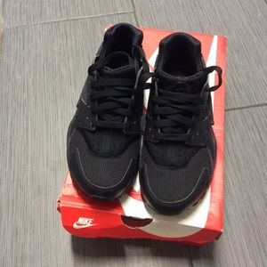 WOMENS/KIDS NIKE HUARACHE SNEAKERS